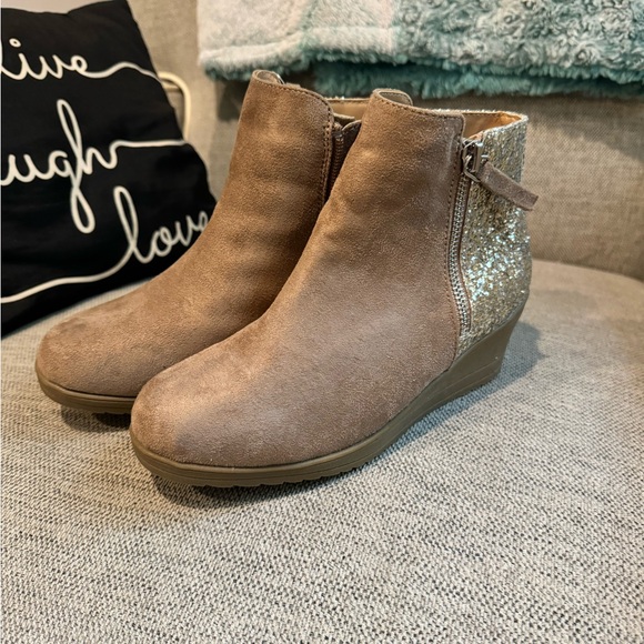 DV by Dolce Vita NWT Wedge Bootie Taupe 2Y - Picture 2 of 6